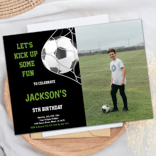 Låt oss sparka upp Black Photo Soccer Birthday Inbjudningar