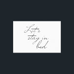 Låt oss stanna i Bed Modern wall Art-citattecken e Canvastryck<br><div class="desc">Enkel och modern typografi,  handskrivet typsnitt för ord "Låt oss stanna i Bed". Ett Modern väggkonturcitat för chicens sovrumsdekanter.</div>