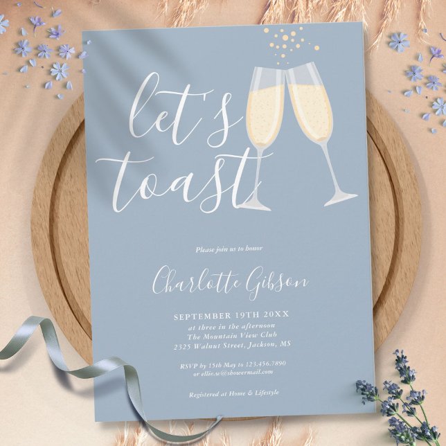 Låt oss toasta manus bröllopsdusch dammig blå inbjudningar (Let's Toast Script Bridal Shower Dusty Blue Invitation)