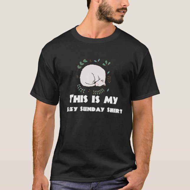 Lat sunday Sova Stanna Hemma Katt T Shirt (Framsida)