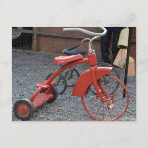 Låter den röda trehjulingcykeln för vintage ritt vykort