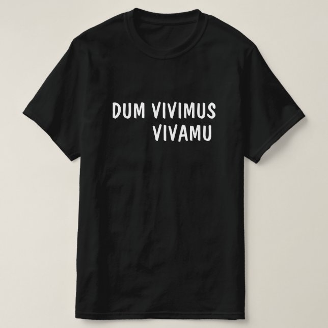 Latin:Dum Vivimus, Vivamus T Shirt (Design framsida)