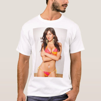 Latina pinupflicka i bikini t-shirt