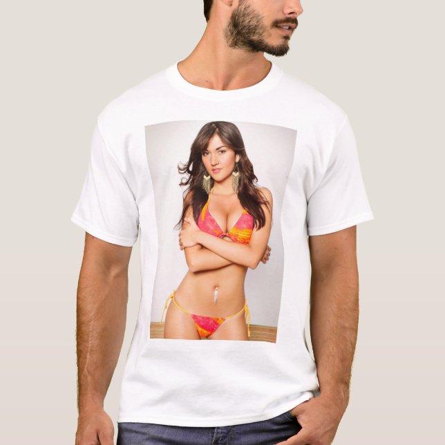 Latina pinupflicka i bikini t-shirt (Framsida)