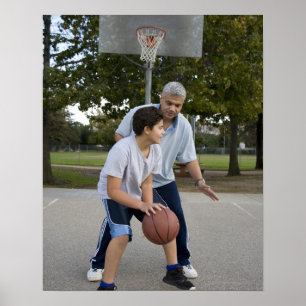 Latinamerikansk far och son som leker basket poster