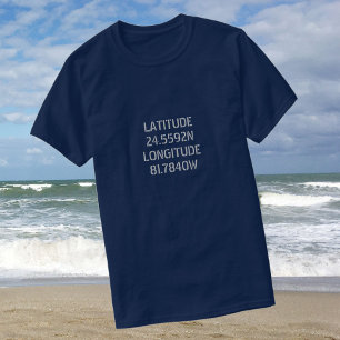 Latitud- och longitudljus på mörk t shirt