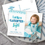 Latkes LaughLight Modern Roligt Hanukkah Photo Helg Vykort<br><div class="desc">"Skrattar, skratt och ljus." Roligt, vismisk, handgjord typografi tillsammans med en slumpmässig stjärna av David mönster i dammig blå, turkos och teal på vit bakgrund, tillsammans med fotot som du väljer, hjälper dig att gå in i Hanukkah. Känn julhelgens värme och glädje när du skickar det här häpnadsväckande, färgstarka vykortet...</div>