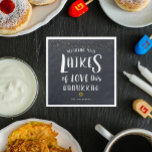 Latkes of Kärlek | Hanukkah Party Pappersservett<br><div class="desc">När du förbereder dig för att vara värd för en helgdag-samling, cocktail-party eller middag, kommer våra hanukkah-blöjor att tillföra roligt och festlig beröring till bord. Utforma dina egna servetter för att göra party verkligt unikt. Vår moderna Hanukkah-design kommer att ge helgdag bord perfekten mer beröring. Lägg till anpassningsbarnas ordalydelse i...</div>