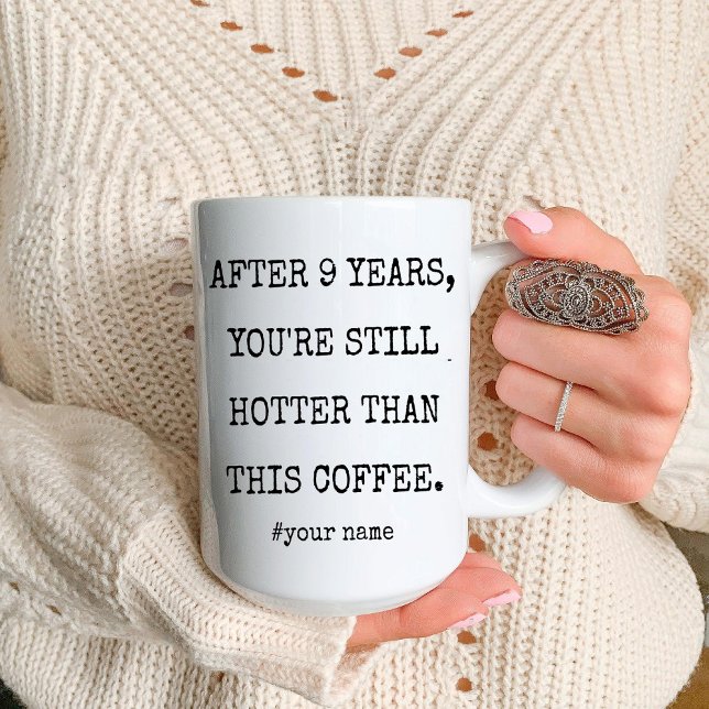 Låtnionde årsdagen för Make-frun Två-Tonad Mugg (Funny 9th Pottery Anniversary for Husband Wife Coffee Mug)