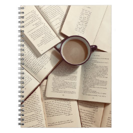 Lätt akademiskt kaffe och bokar anteckningsbok