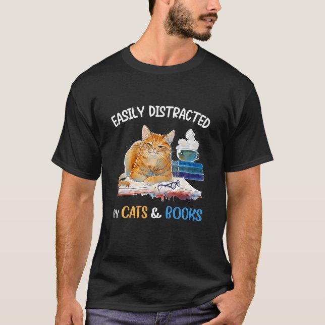 lätt disstraherad av katter och Bokar T Shirt (Framsida)