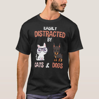 lätt disstraherade av katter och Hundar katter T Shirt