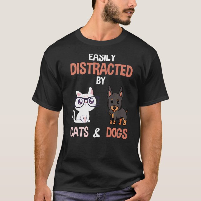 lätt disstraherade av katter och Hundar katter T Shirt (Framsida)