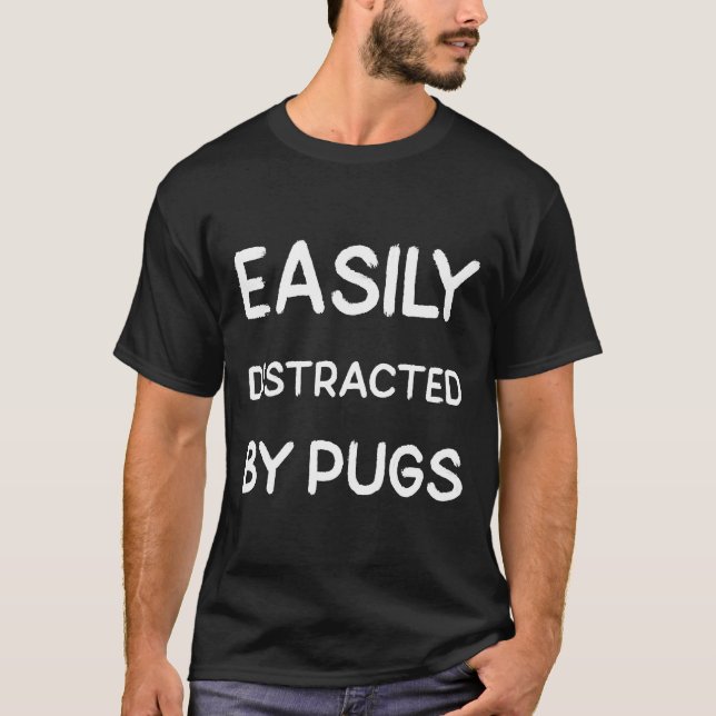 Lätt distrad av pugs 624 t shirt (Framsida)