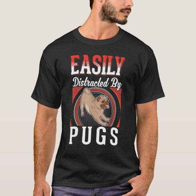 Lätt distrad av Pugs T Shirt (Framsida)