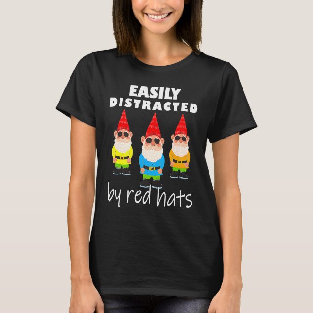 Lätt distrad av röda hattar Cool gnom trädgård T Shirt (Framsida)