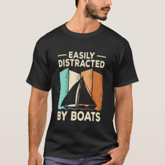 Lätt Distraherad av Båtar Kryssningskapten Segling T Shirt