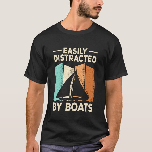 Lätt Distraherad av Båtar Kryssningskapten Segling T Shirt (Framsida)