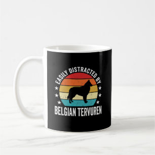 Lätt Distraherad Av Belgisk Tervuren Hund Kaffemugg