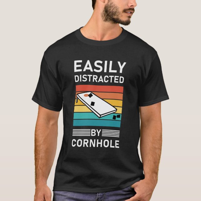 Lätt Distraherad Av Cornhole T Shirt (Framsida)