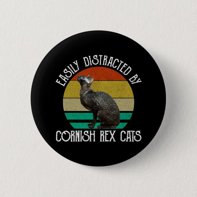 Lätt Distraherad Av Cornish Rex Katter Knapp (Framsida)