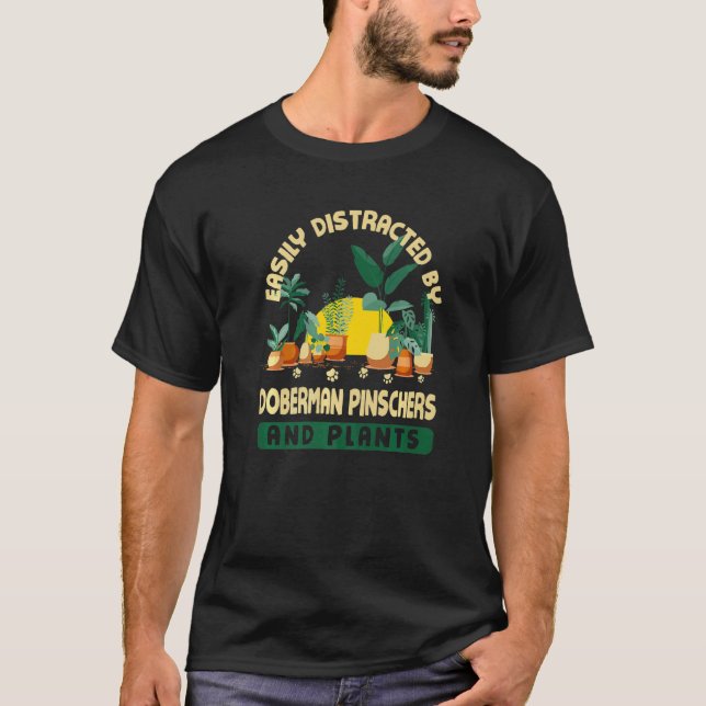 Lätt Distraherad Av Dobermannpinscher Och Växter T Shirt (Framsida)
