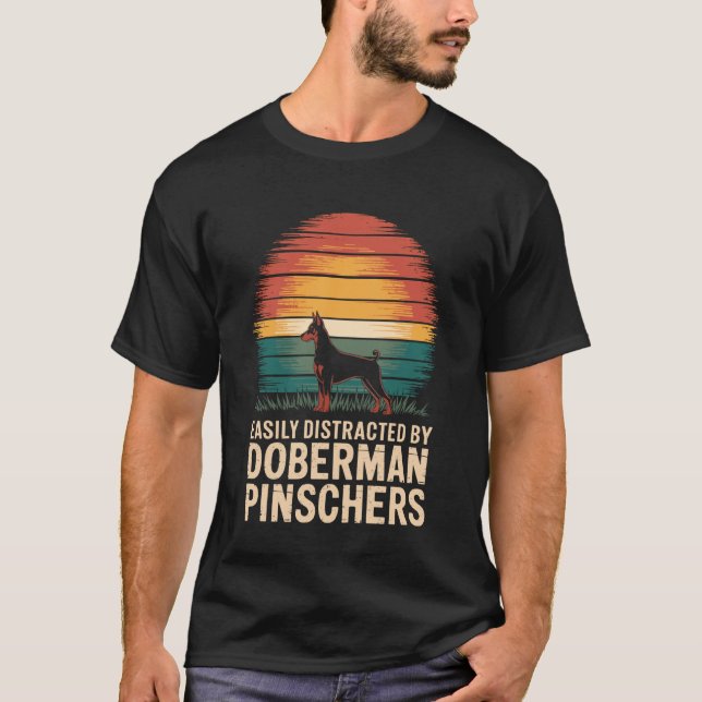 Lätt Distraherad Av Dobermannpinscher T Shirt (Framsida)