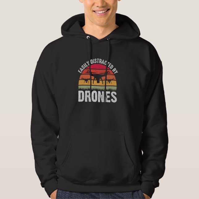 Lätt Distraherad av Drönare Drönarpilot Entusiast Hoodie (Framsida)