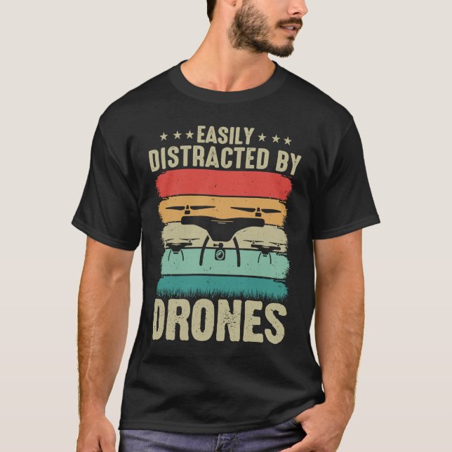 Lätt Distraherad av Drönare  Drönarpilot Entusiast T Shirt (Framsida)