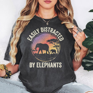 Lätt Distraherad Av Elefanter Rolig Retro Solnedgå T Shirt