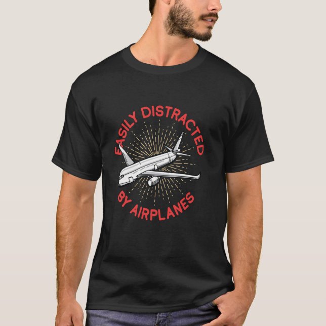 Lätt Distraherad Av Flygplan Pilot Flygplan T Shirt (Framsida)