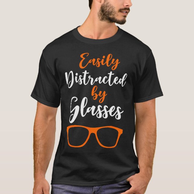 Lätt Distraherad Av Glasögon Oftalmologi Optiker T Shirt (Framsida)