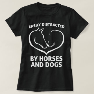 Lätt Distraherad av Hästar och Hundar T Shirt