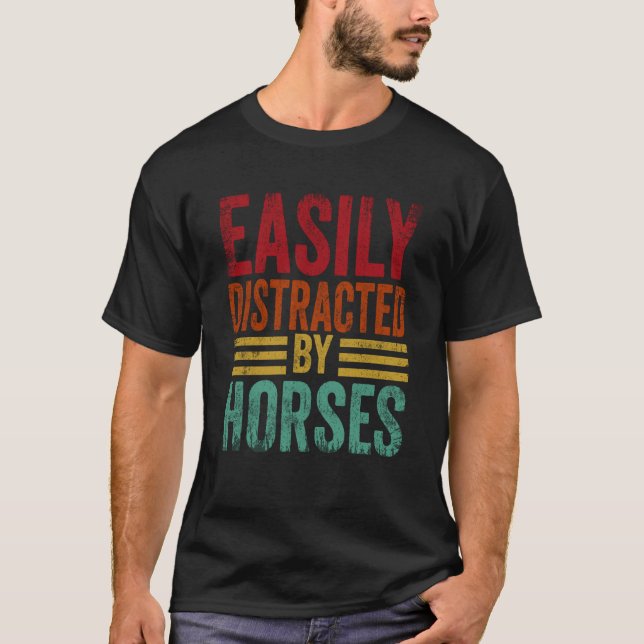 Lätt Distraherad Av Hästar Ridning T Shirt (Framsida)