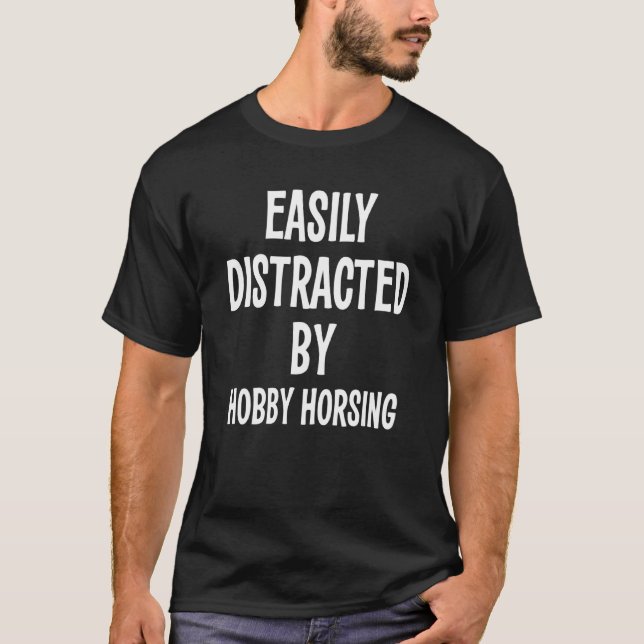 Lätt Distraherad Av Hästhoppning T Shirt (Framsida)