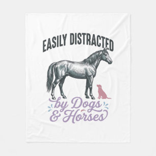 Lätt Distraherad av Hundar och Hästar T-Shirt Desi Fleecefilt