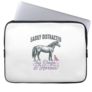 Lätt Distraherad av Hundar och Hästar T-Shirt Desi Laptop Fodral