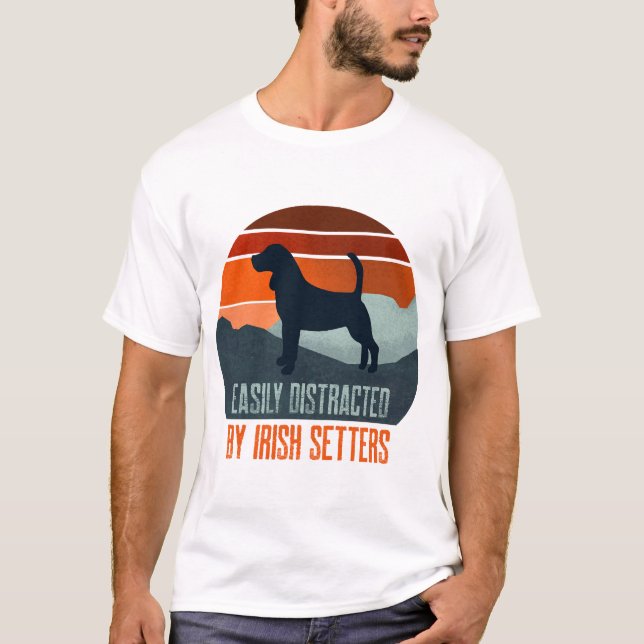 Lätt Distraherad Av Irländska Setter Hundpromenade T Shirt (Framsida)