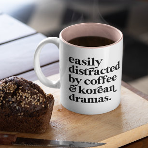 Lätt Distraherad av Kaffe & Koreanska Dramaserier Två-Tonad Mugg