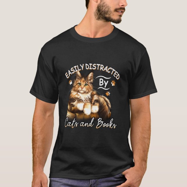 Lätt Distraherad Av Katter Och Böcker Biggie Cat B T Shirt (Framsida)