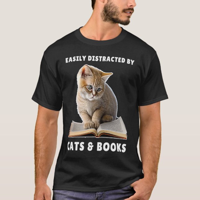 Lätt Distraherad av Katter och Böcker Katt Bok Klu T Shirt (Framsida)