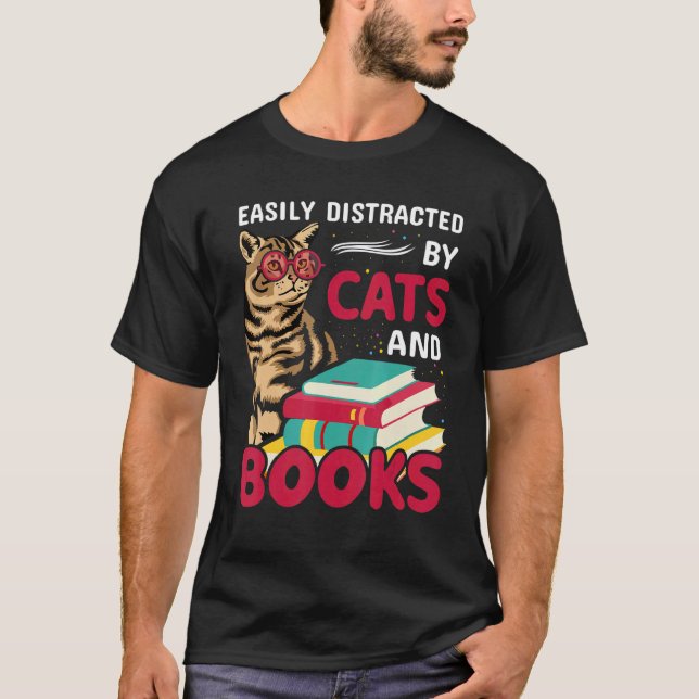 Lätt Distraherad av Katter och Böcker Katt och Bok T Shirt (Framsida)