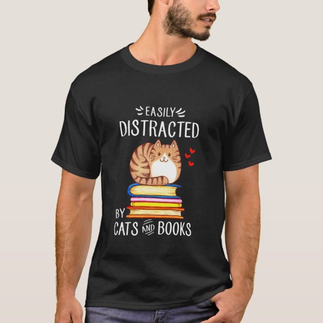 Lätt Distraherad av Katter och Bokläsningsälskare  T Shirt (Framsida)