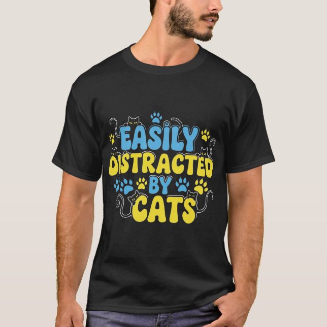 Lätt Distraherad av Katter T Shirt (Framsida)
