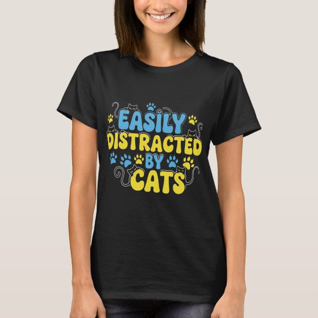 Lätt Distraherad av Katter T Shirt (Framsida)
