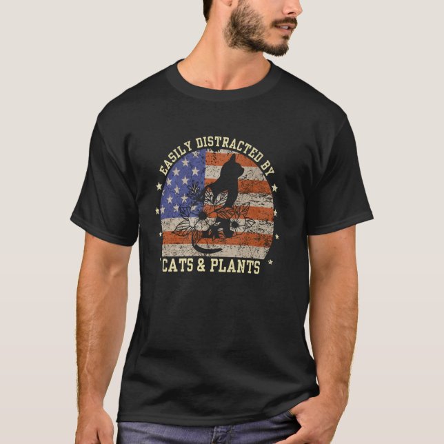 Lätt Distraherad Av Katter & Växter 4:e Juli Trädg T Shirt (Framsida)
