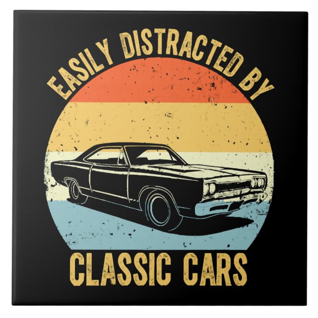 Lätt Distraherad Av Klassiska Bilar Kakelplatta (Framsidan)