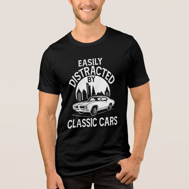 Lätt Distraherad Av Klassiska Bilar Roligt T Shirt (Framsida)