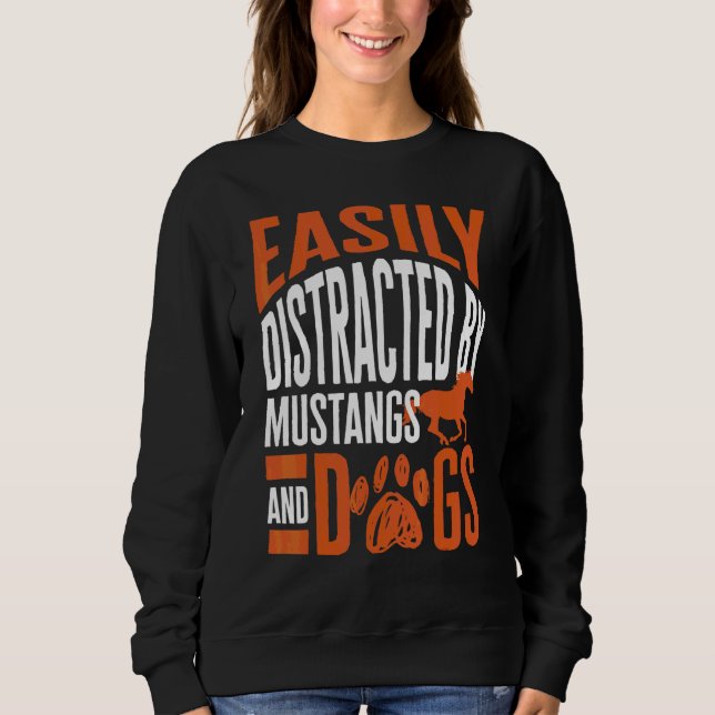 Lätt Distraherad Av Mustanger Och Hundar T Shirt (Framsida)