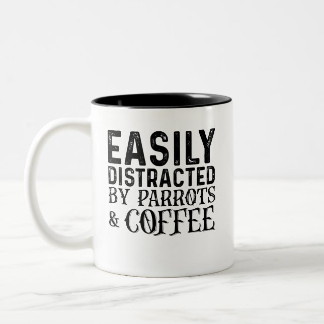 Lätt Distraherad Av Papegojor Och Kaffe Två-Tonad Mugg (Vänster)